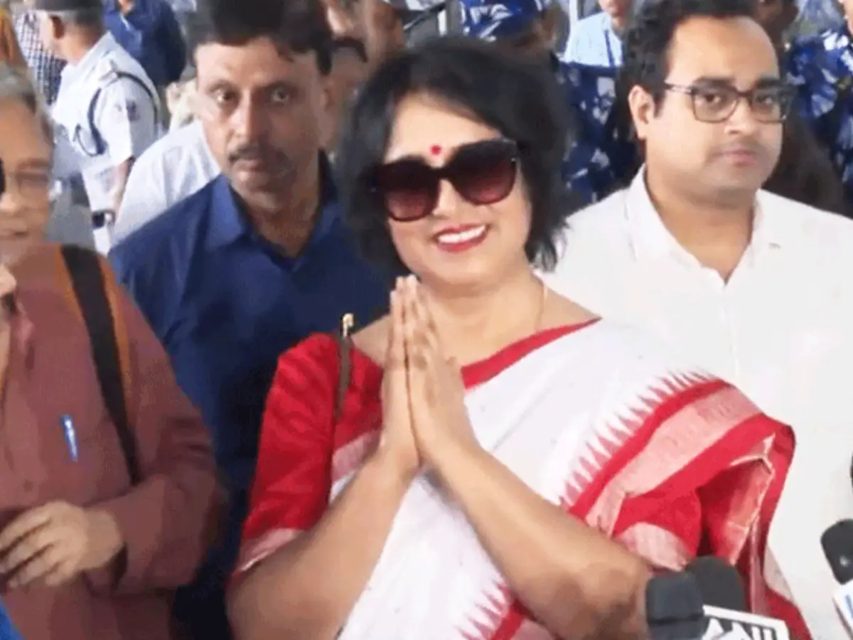 Exiled Bangladeshi writer Taslima Nasrin returns to Kolkata nearly two decades after she was forced to move out: 'Feeling very good to be back' Exiled Bangladeshi writer Taslima Nasrin returns to Kolkata nearly two decades after she was forced to move out: 'Feeling very good to be back'