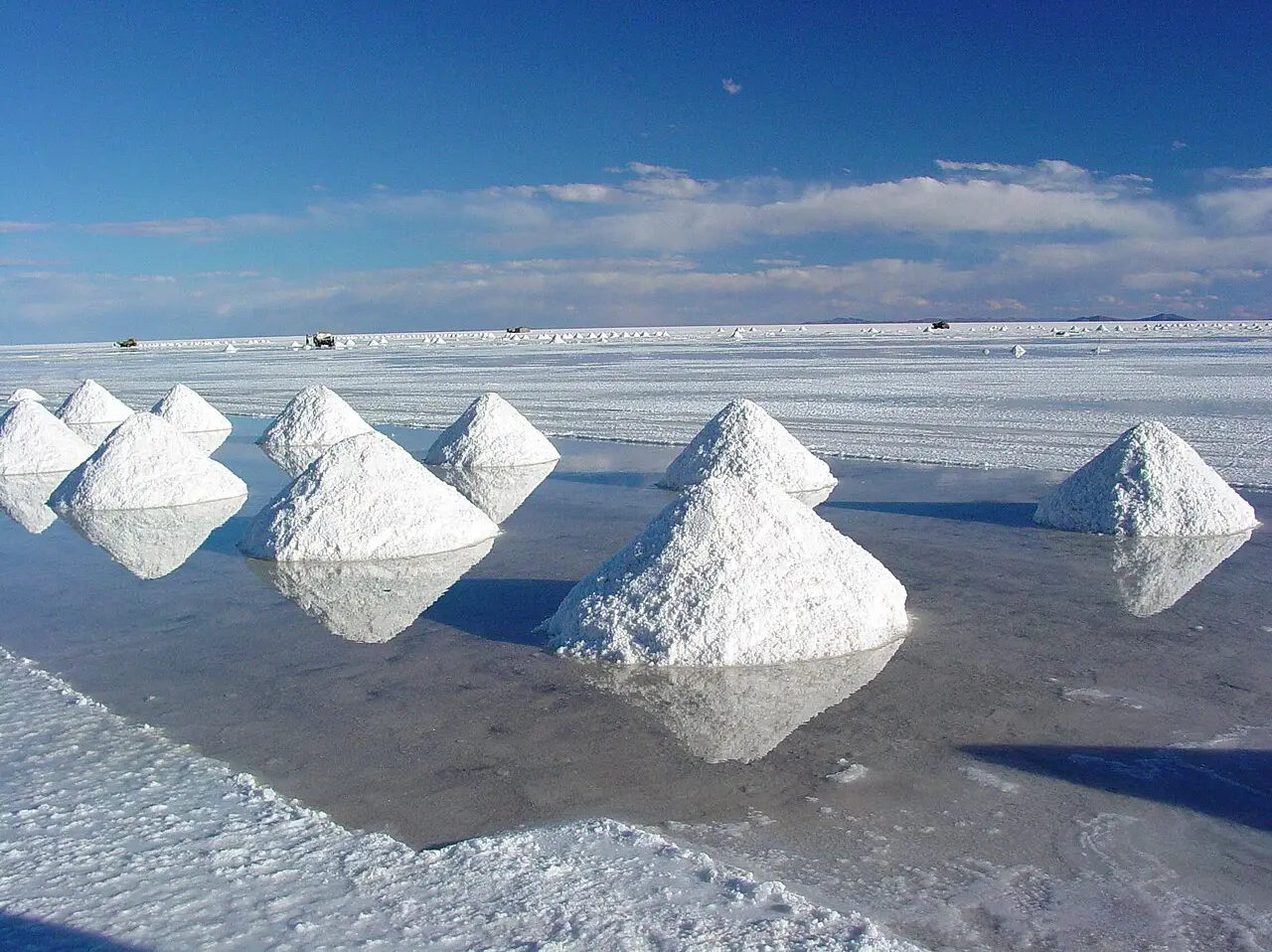 Why is this desert covered with white salt instead of sand? Why is this desert covered with white salt instead of sand?