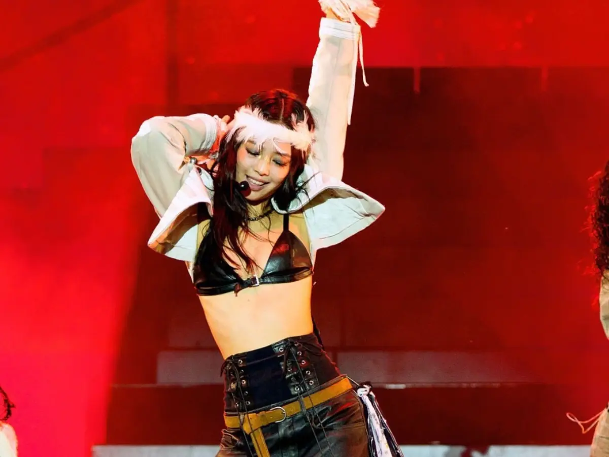 BLACKPINK's Jennie sparks fan frenzy solo Lollapalooza debut in Chicago | Watch