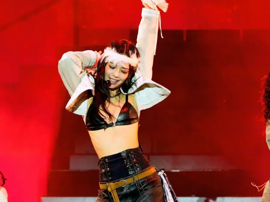 BLACKPINK's Jennie sparks fan frenzy solo Lollapalooza debut in Chicago | Watch
