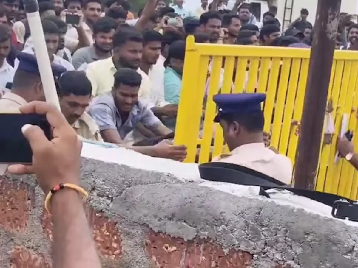 Karnataka Police recruitment exam candidates clash with cops, push barricades amid OMR mismatch - VIDEO