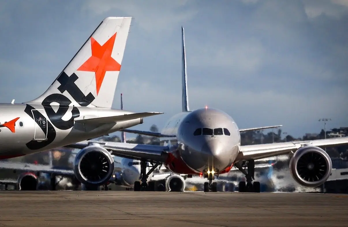 Near collision at Sydney Airport Jetstar plane slams brakes to avoid Qatar Airways Boeing 777