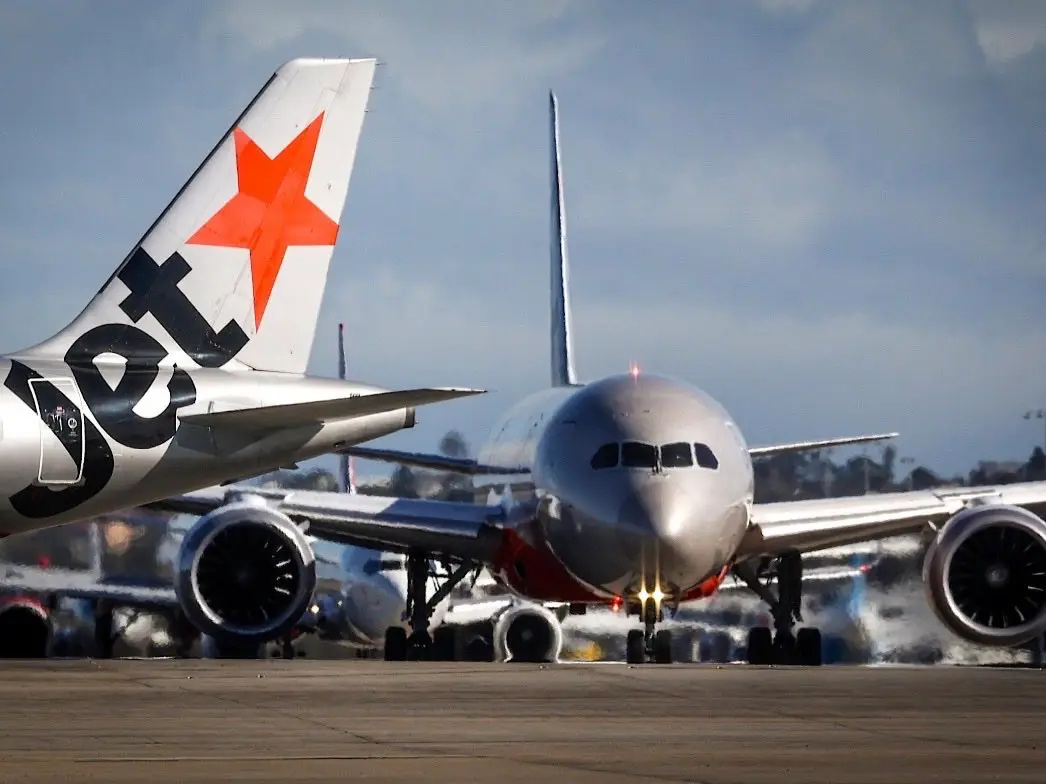 Near collision at Sydney Airport Jetstar plane slams brakes to avoid Qatar Airways Boeing 777 Near collision at Sydney Airport Jetstar plane slams brakes to avoid Qatar Airways Boeing 777