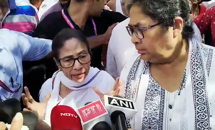 Mamata Banerjee's car attacked in West Bengal while meeting family of TMC worker who died in police custody