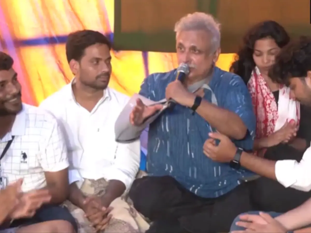 Piyush Mishra joins JPSC-JSSC protest in Ranchi, sings Aarambh Hai Prachand, Ik Bagal for students Piyush Mishra joins JPSC-JSSC protest in Ranchi, sings Aarambh Hai Prachand, Ik Bagal for students