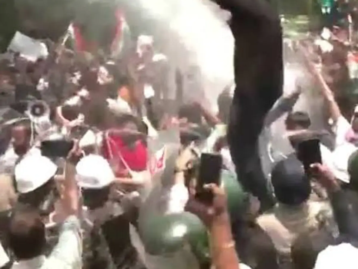 Jharkhand students dance as police use water cannons during protest