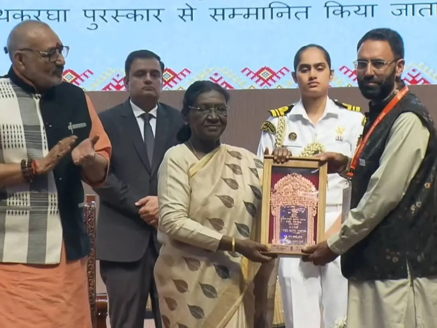 J&K artisans bag National Handloom Awards, CM Omar Abdullah congratulates awardees J&K artisans bag National Handloom Awards, CM Omar Abdullah congratulates awardees