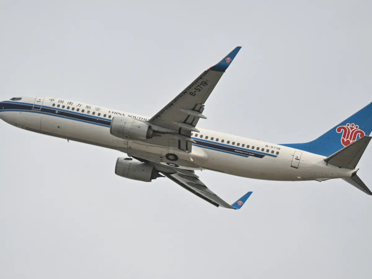 Lightning strikes plane in China leaving 20 marks, passenger says he 'felt a huge bolt' hit him Lightning strikes plane in China leaving 20 marks, passenger says he 'felt a huge bolt' hit him