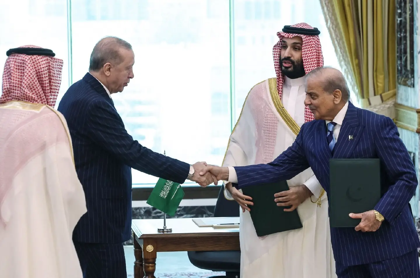 Mecca deal cracks in 24 hours, Pakistan runs away from Houthi battlefield | Gravitas