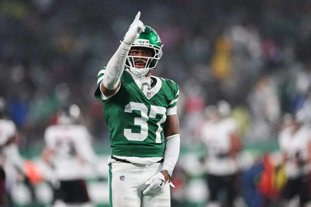 Jets CB Qwan’tez Stiggers carted off field after losing consciousness; coach shares health update