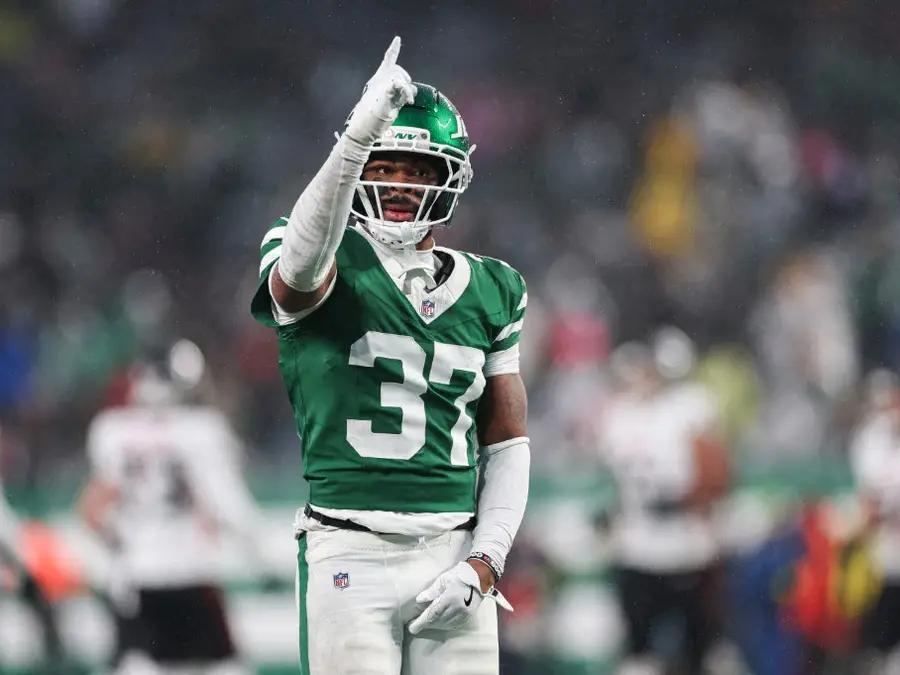 Jets CB Qwan’tez Stiggers carted off field after losing consciousness; coach shares health update