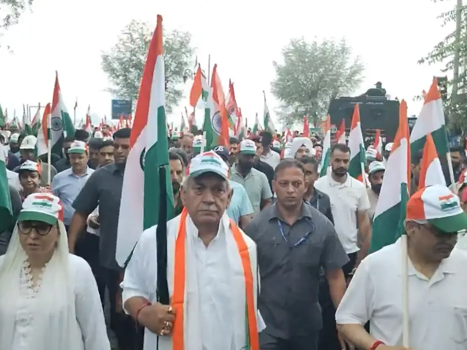 Tricolour soars over Srinagar as LG Manoj Sinha leads Tiranga Yatra Tricolour soars over Srinagar as LG Manoj Sinha leads Tiranga Yatra