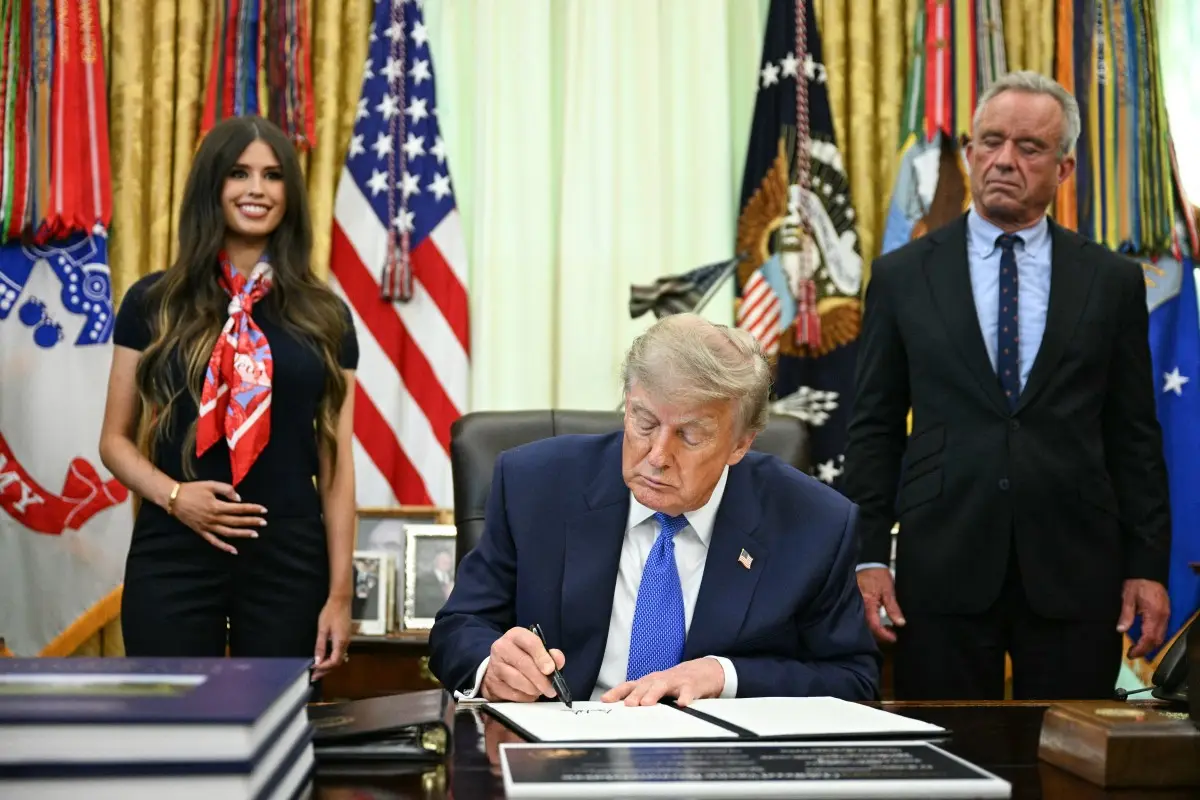 Jayme Leagh Franklin explains why she was holding her stomach beside Trump: 'I’m just pregnant you weirdos'