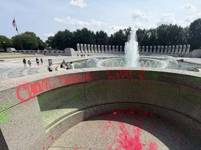 World War II memorial in Washington vandalised with graffiti and bubble soap; investigation launched World War II memorial in Washington vandalised with graffiti and bubble soap; investigation launched
