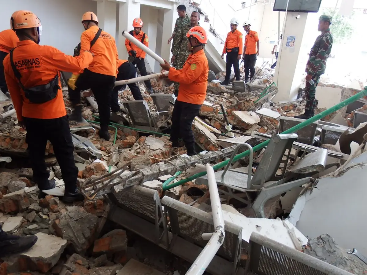 Indonesia quake of 7.7 magnitude triggers tsunami warning, kills 20. Why is this one different?