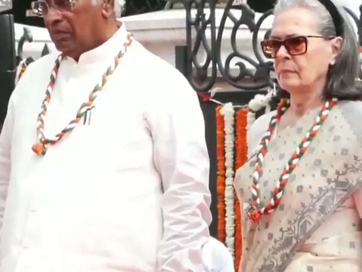 Congress leaders' gestures during Vande Mataram spark row