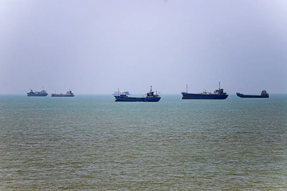 Iran says Hormuz passage deal reached with Oman, reopening tied to US lifting blockade
