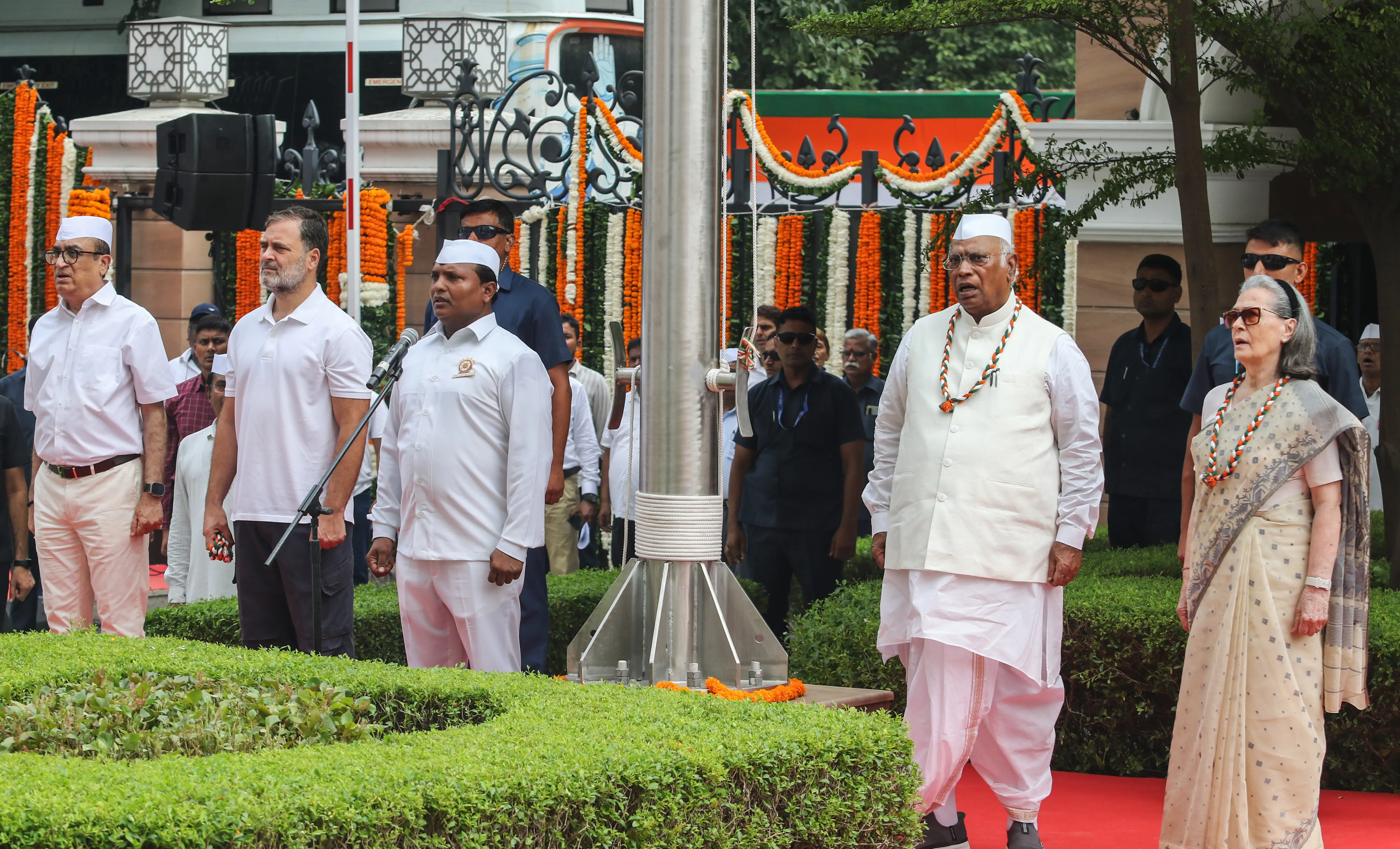 Bankim Chandra’s descendant Sumitro Chatterjee seeks Sonia Gandhi’s apology over Vande Mataram row