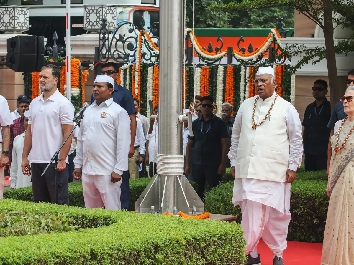 Bankim Chandra descendant seeks Sonia Gandhi apology over Vande Mataram row