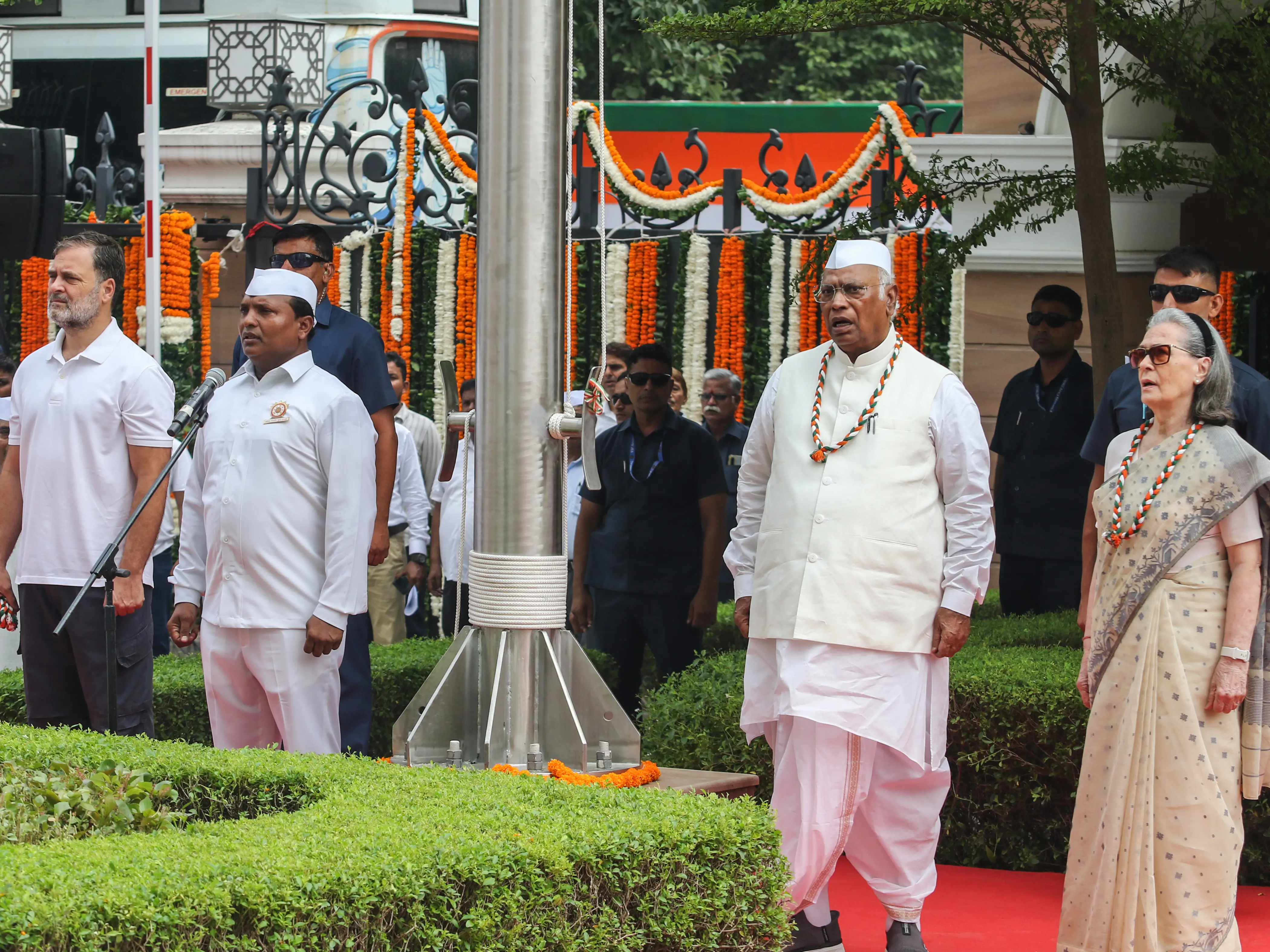 Bankim Chandra’s descendant Sumitro Chatterjee seeks Sonia Gandhi’s apology over Vande Mataram row Bankim Chandra’s descendant Sumitro Chatterjee seeks Sonia Gandhi’s apology over Vande Mataram row