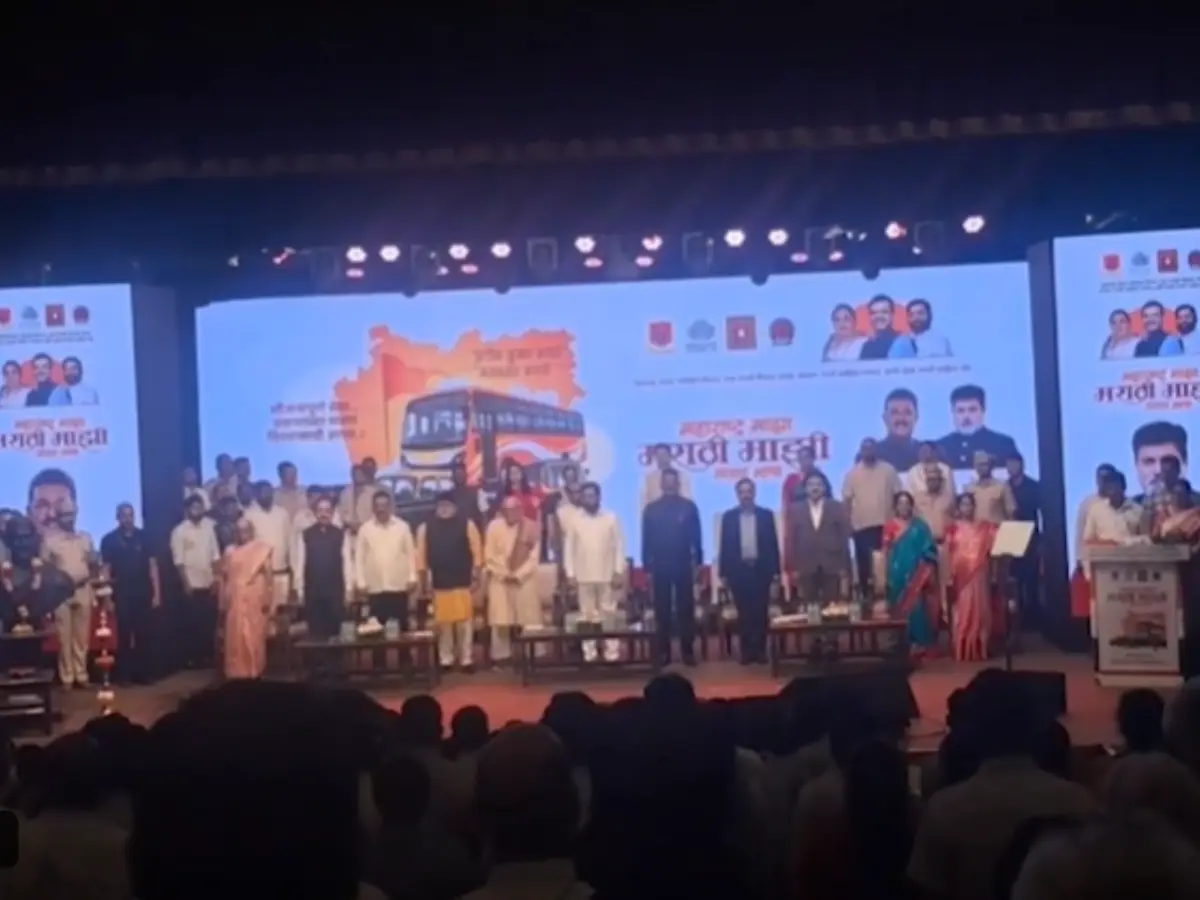 Lata Mangeshkar’s Vande Mataram plays by mistake at Eknath Shinde event, audience stands for 4 minutes | Watch Lata Mangeshkar’s Vande Mataram plays by mistake at Eknath Shinde event, audience stands for 4 minutes | Watch