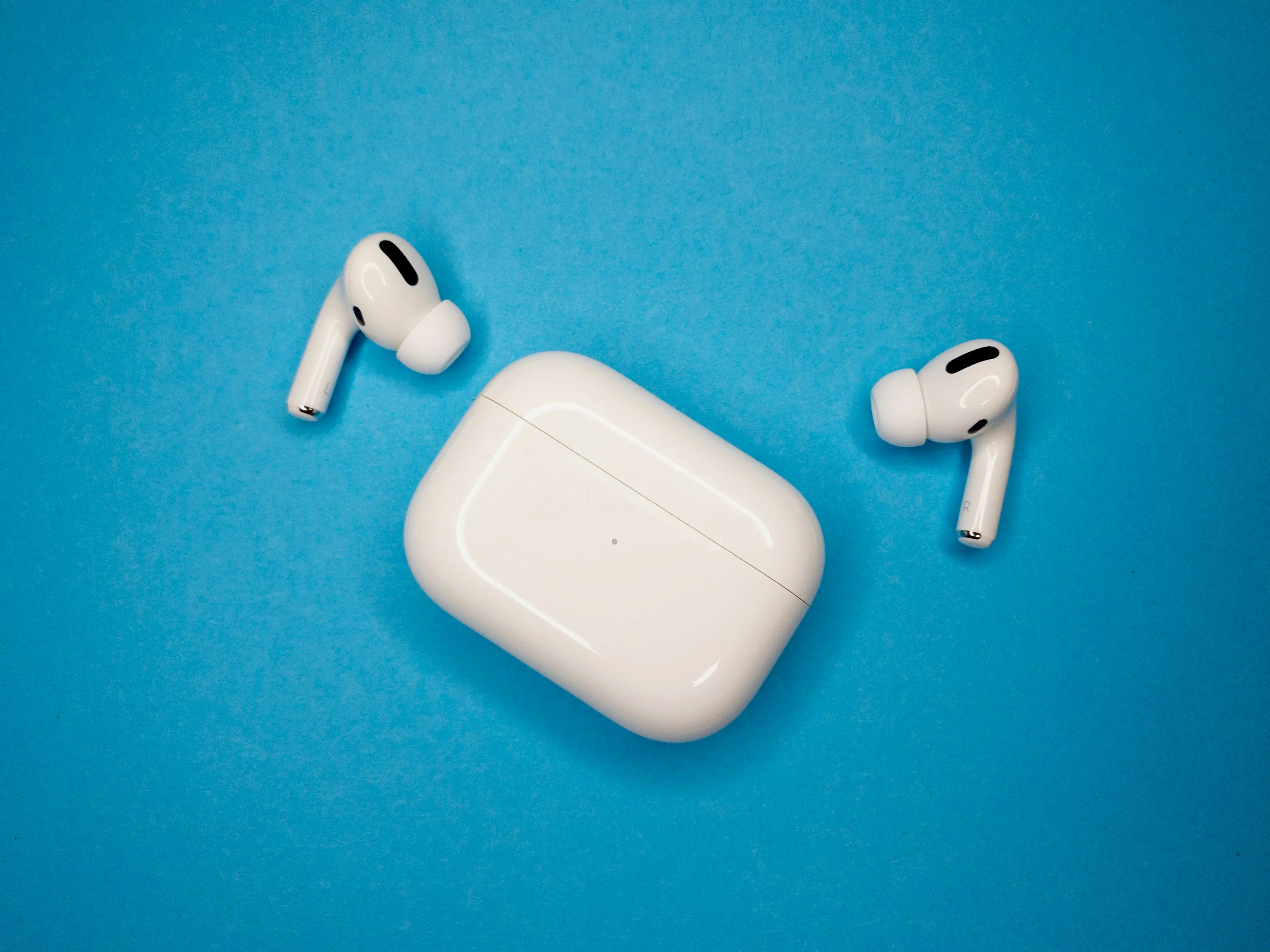 'See something you like?' Leaked video offers first look at Apple AirPods with camera 'See something you like?' Leaked video offers first look at Apple AirPods with camera