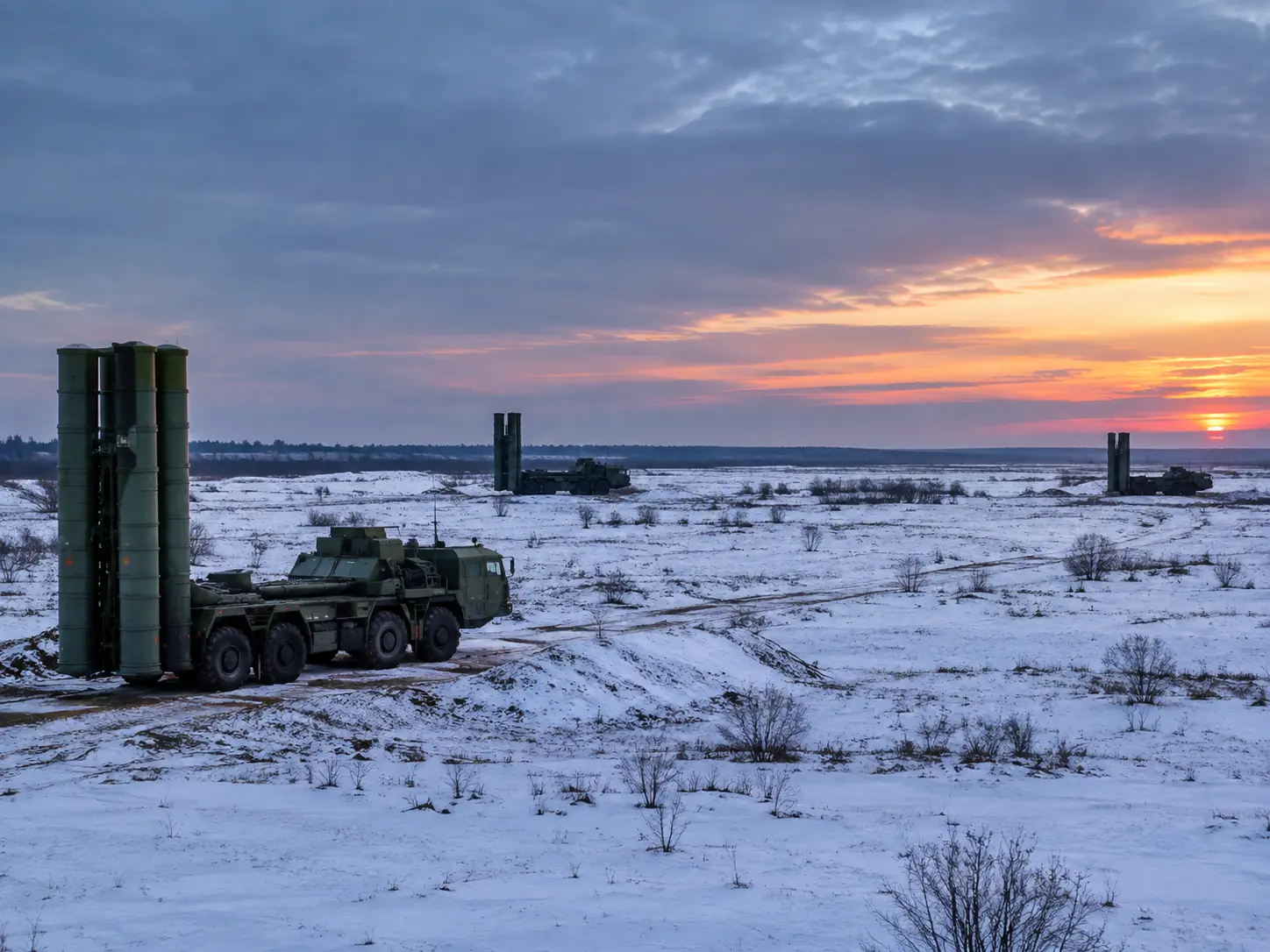 Why are S-400 launchers parked far apart?