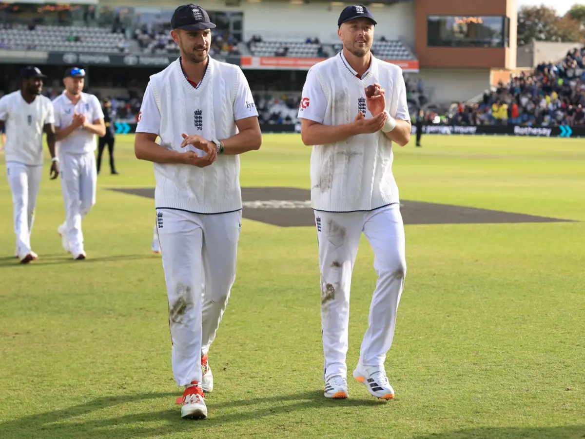 Robinson, Tongue five-fors put England on top