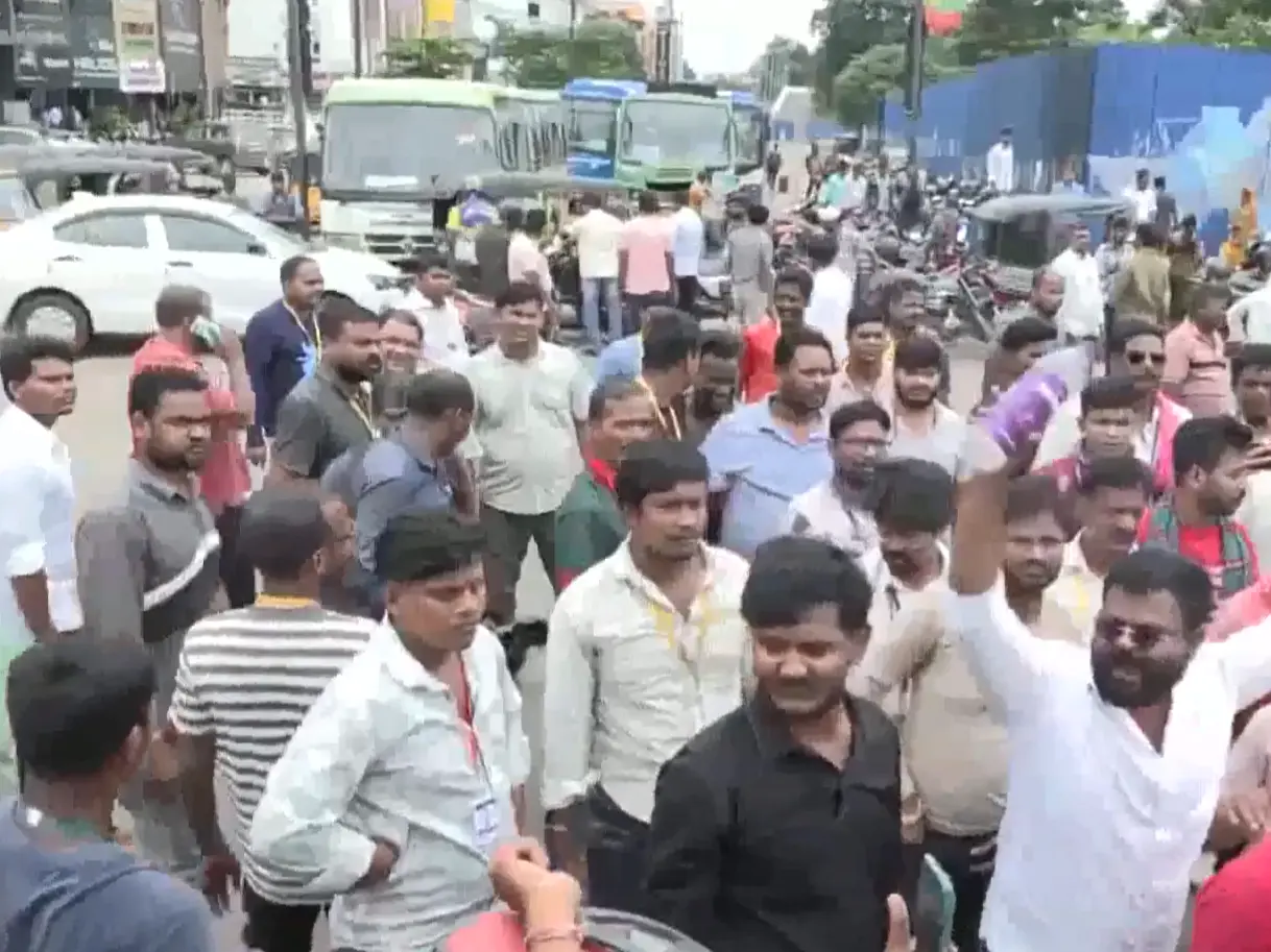 80 protestors arrested as app-based ride drivers' stir turns violent in Bhubaneswar, 13 cops injured 80 protestors arrested as app-based ride drivers' stir turns violent in Bhubaneswar, 13 cops injured