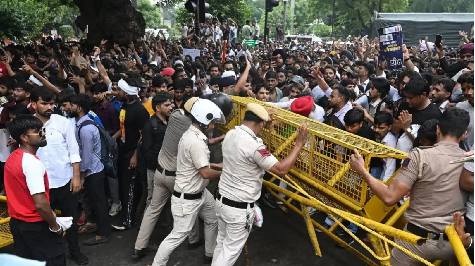 Supreme Court sets up 5-member committee to probe cops’ use of force, violence at NEET protests