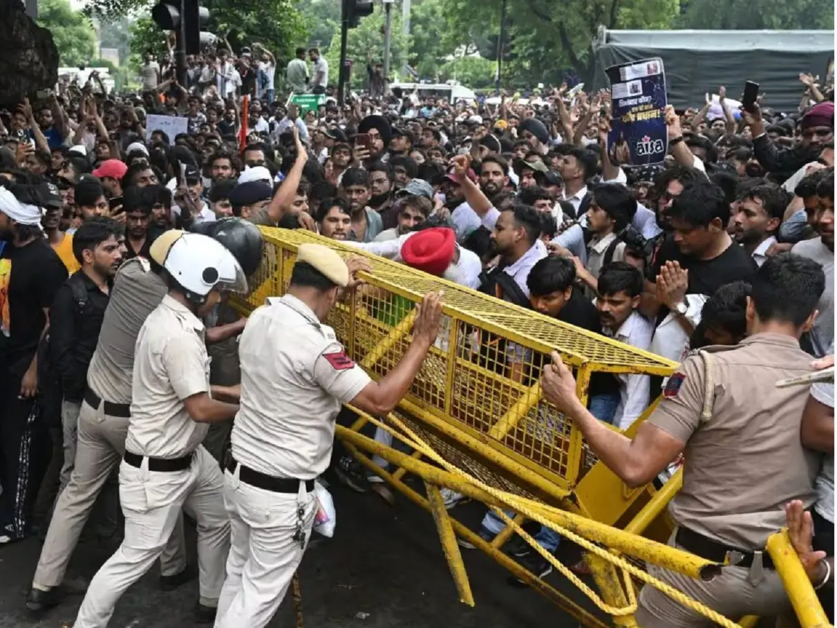 Supreme Court sets up 5-member committee to probe cops’ use of force, violence at NEET protests Supreme Court sets up 5-member committee to probe cops’ use of force, violence at NEET protests