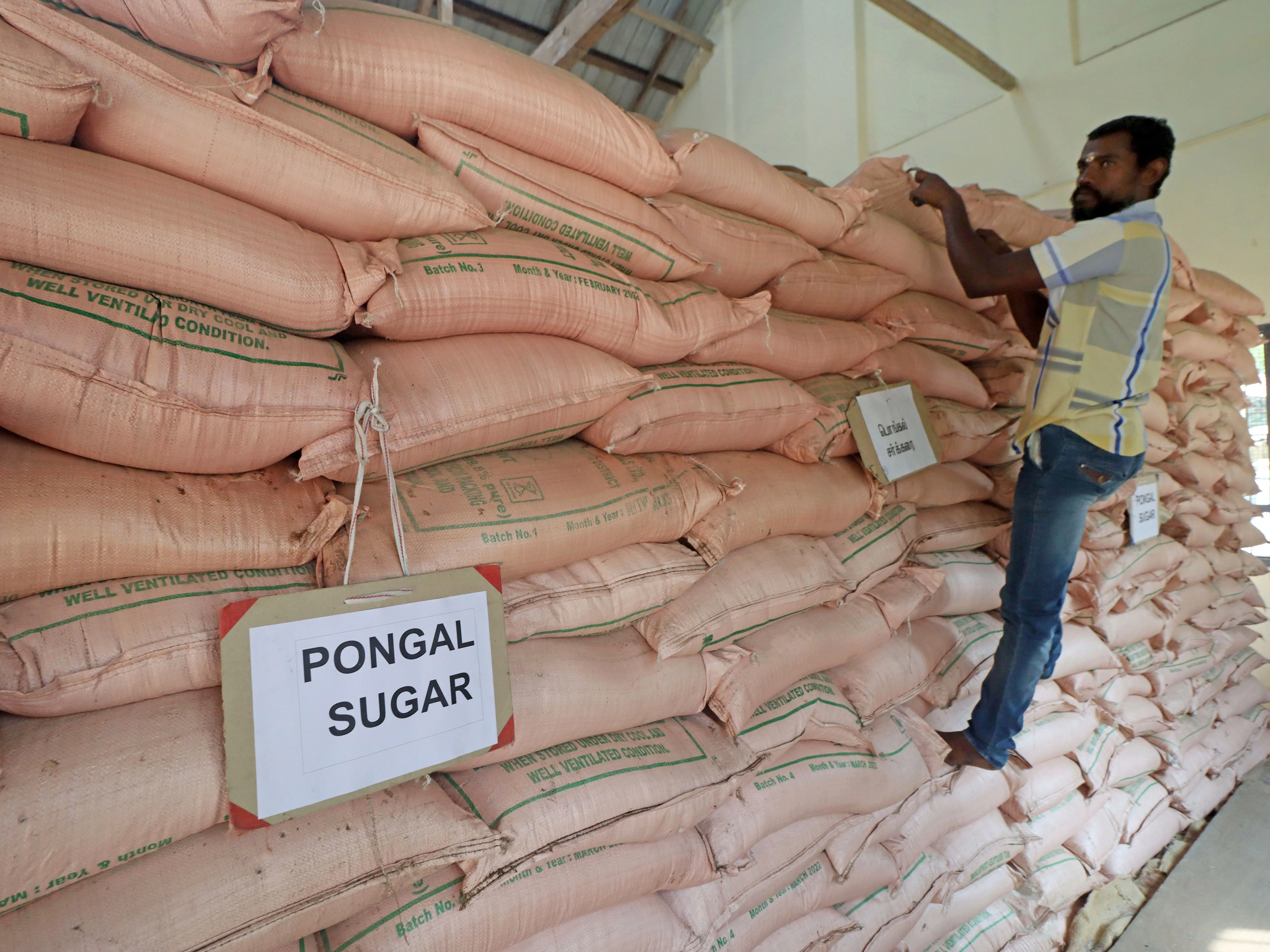 Sugar shock: Centre allows 10 lakh MT duty free imports as prices surge Sugar shock: Centre allows 10 lakh MT duty free imports as prices surge