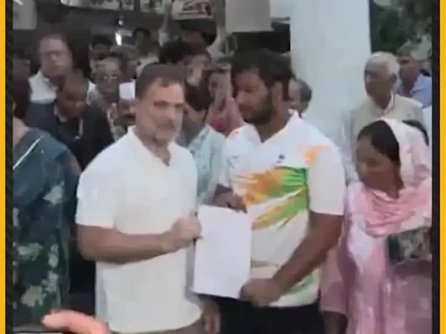 Rahul Gandhi Shows FIR Copy With Sahil Lochav | Delhi Police Register Case Over Jantar Mantar Injuries