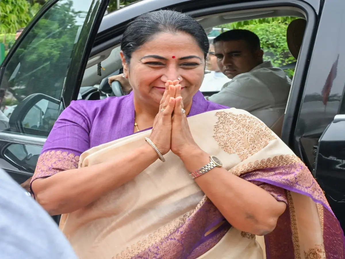 Delhi CM Rekha Gupta visits Sri Lakshmi Narayani Temple in Vellore, wishes good health to people of Tamil Nadu