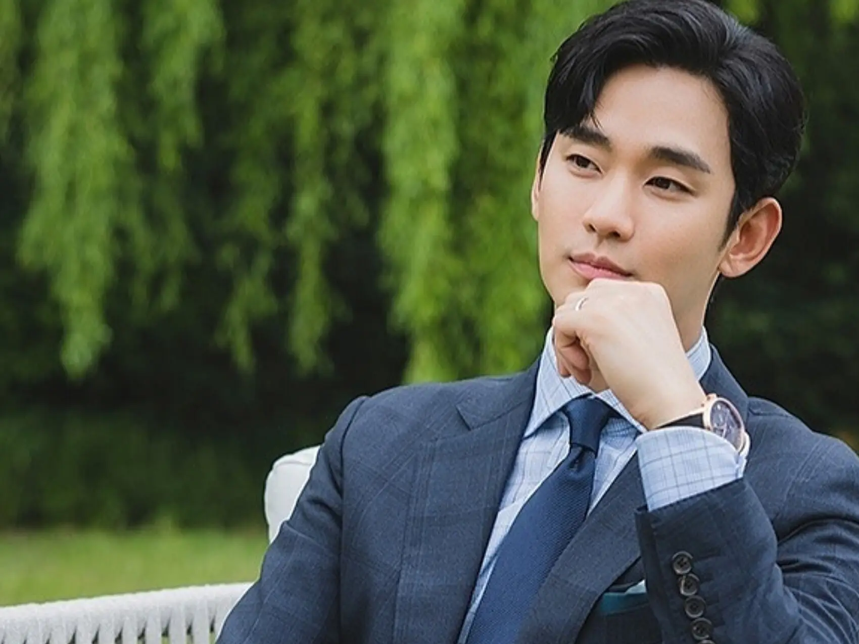 Kim Soo Hyun makes stage comeback in Indonesia after year-long Kim Sae Ron controversy and legal clearances Kim Soo Hyun makes stage comeback in Indonesia after year-long Kim Sae Ron controversy and legal clearances