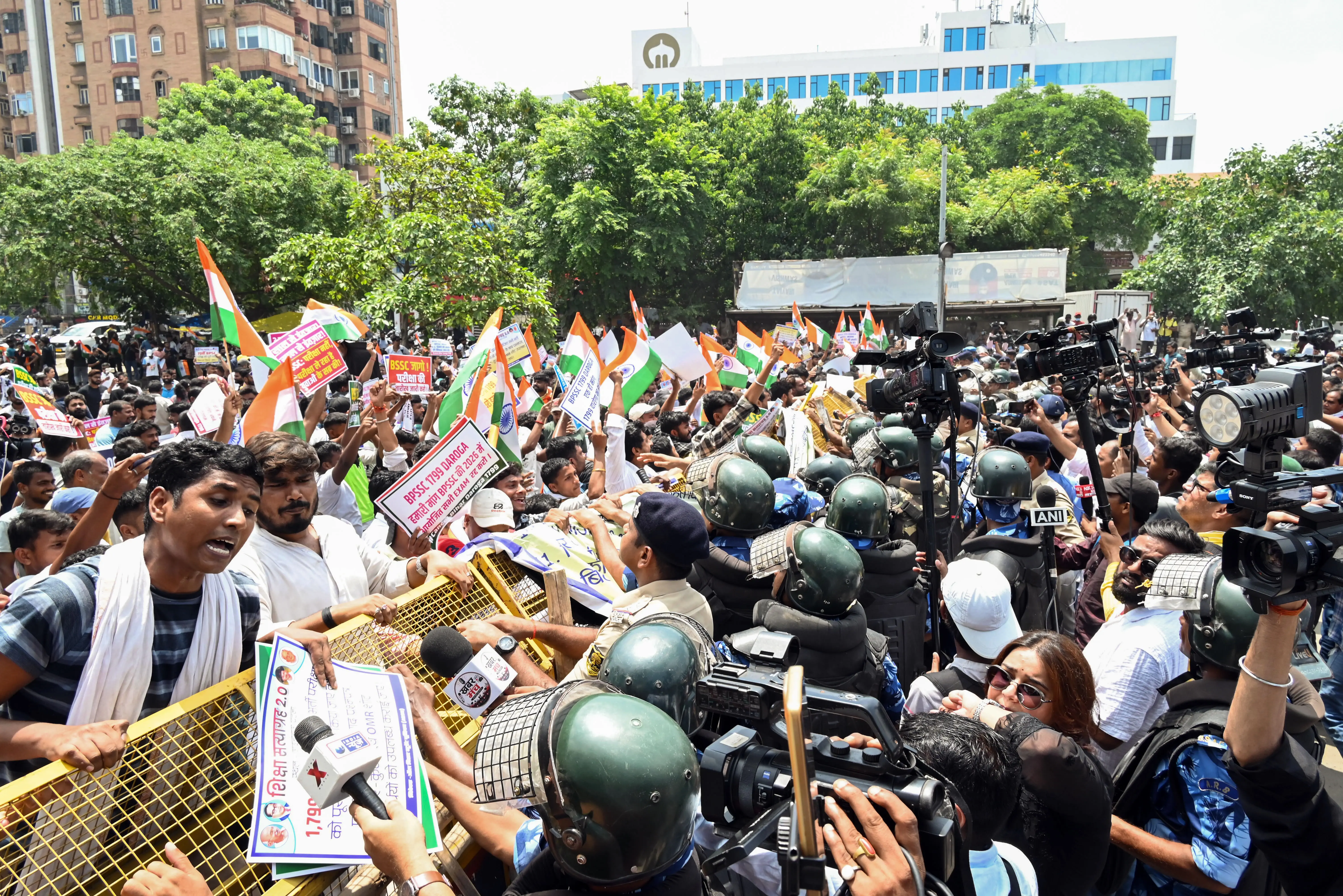 BPSC protest: Students break barricades, clash with police during march to Bihar CM's residence