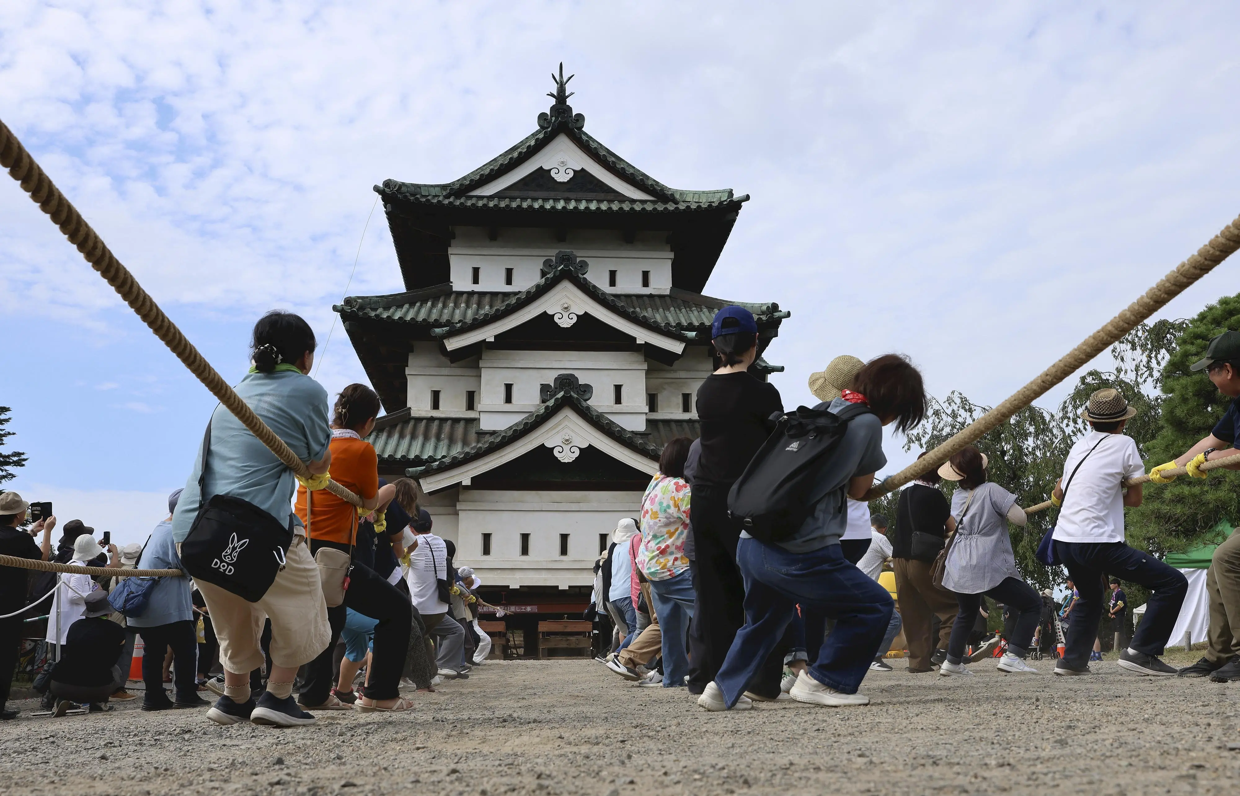 1,800 people move 396-ton Hirosaki Castle in Japan using ancient hikiya technique