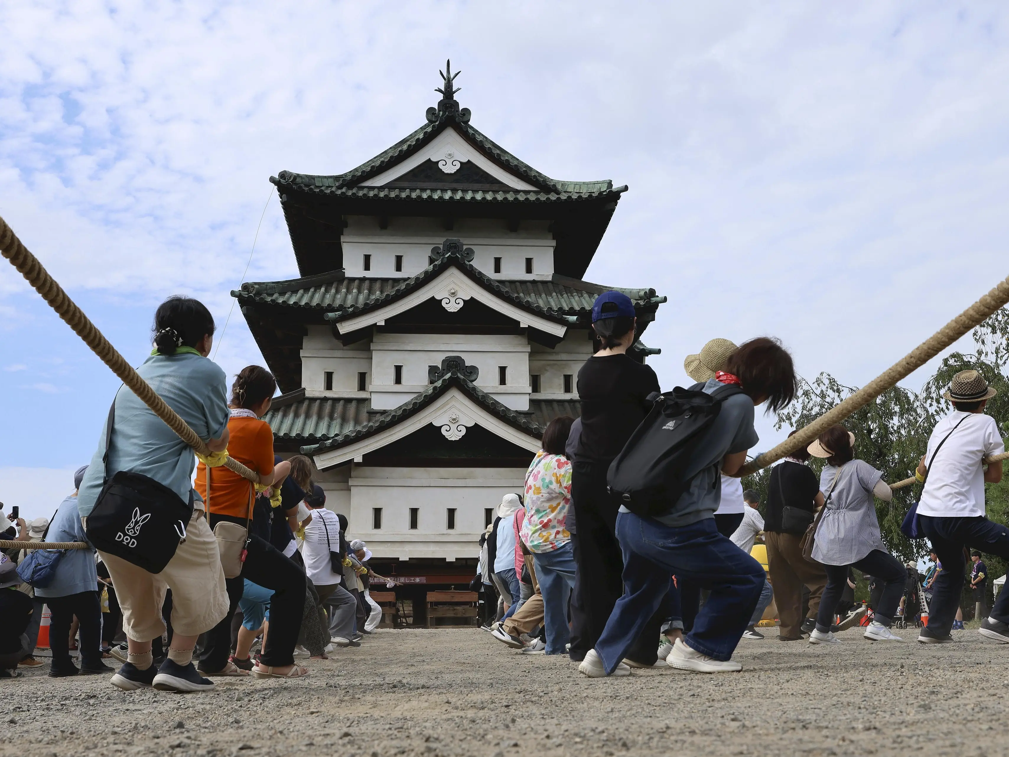 1,800 people move 396-ton Hirosaki Castle in Japan using ancient hikiya technique 1,800 people move 396-ton Hirosaki Castle in Japan using ancient hikiya technique