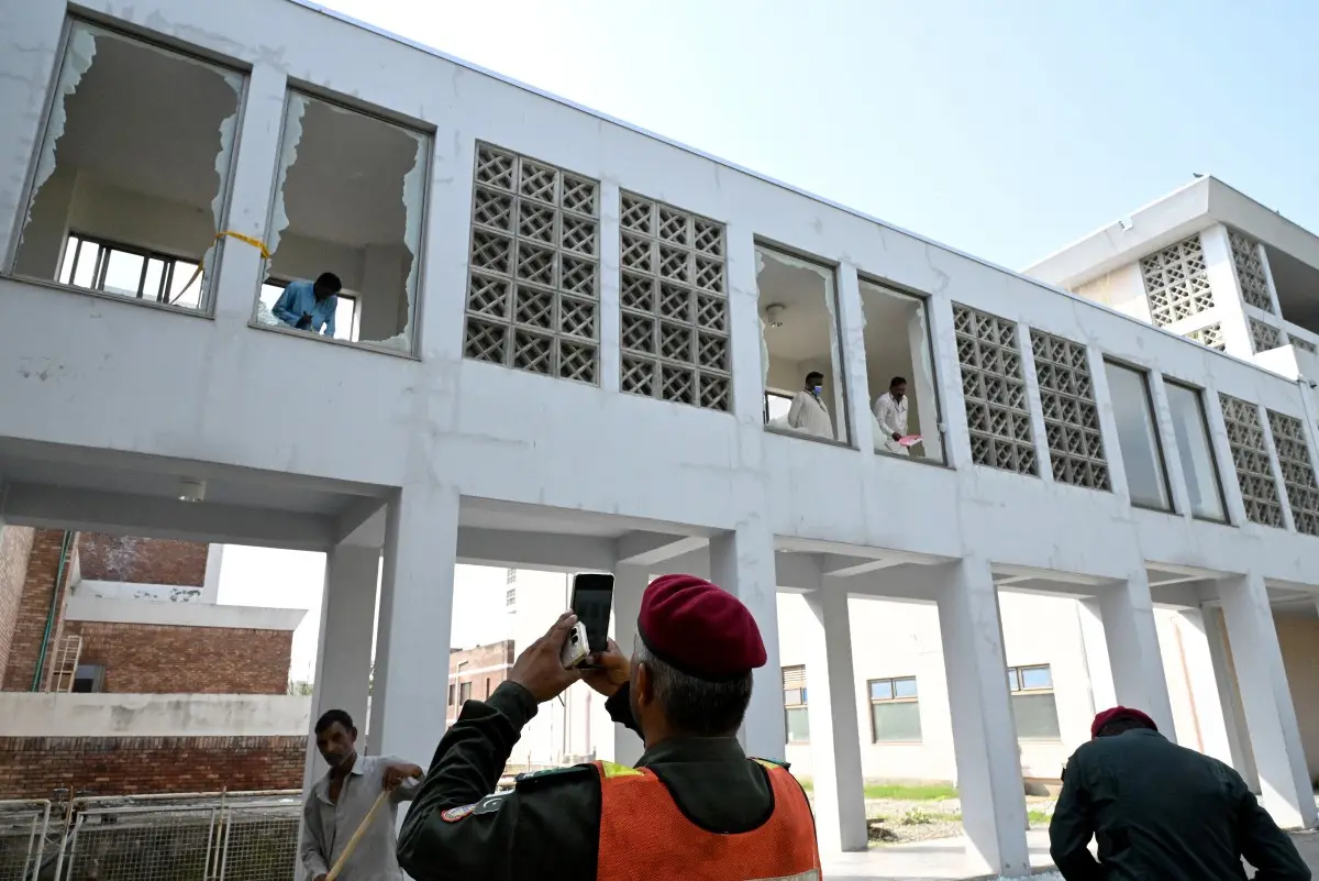 15 newborns killed after fire breaks out in Pakistan hospital