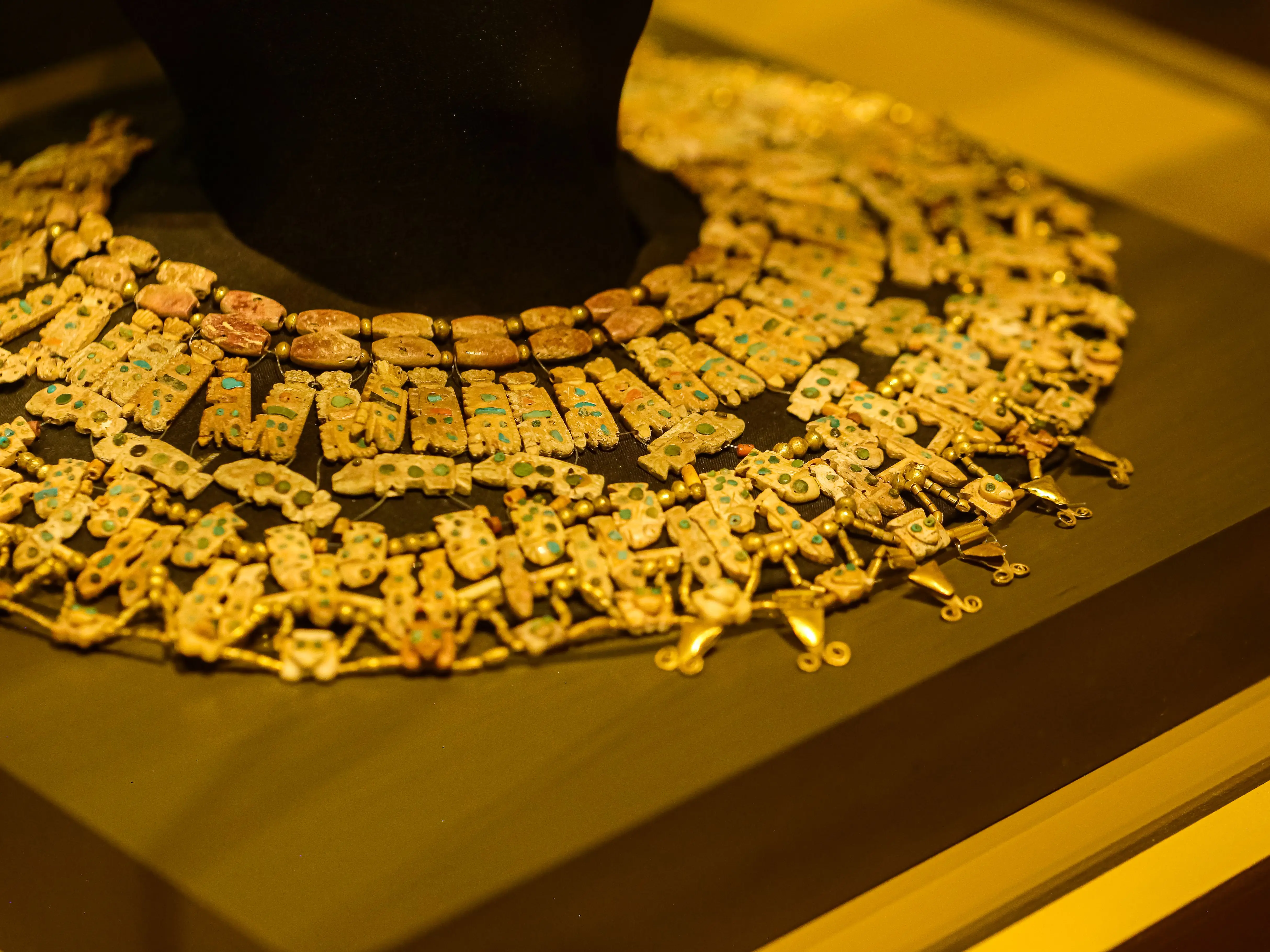 They bought tickets to steal: Thieves walk into Austria museum and flee with 200-carat platinum diamond necklace They bought tickets to steal: Thieves walk into Austria museum and flee with 200-carat platinum diamond necklace
