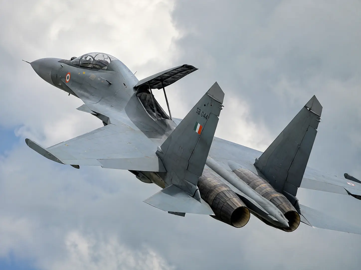 Why the Su-30MKI uses a giant air brake on its back instead of its wings