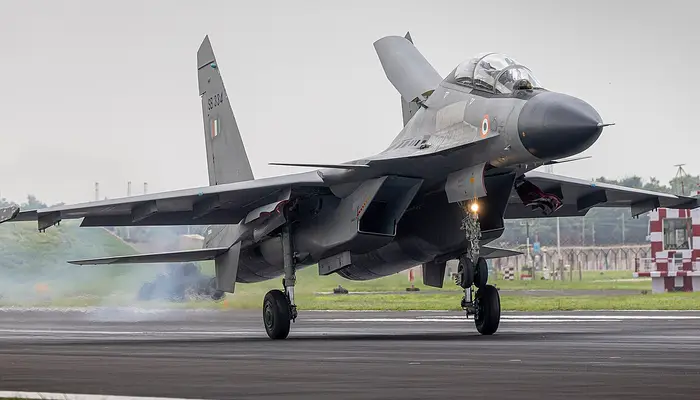 How the Su-30MKI flies up to 8,000 kilometres using mid-air refueling