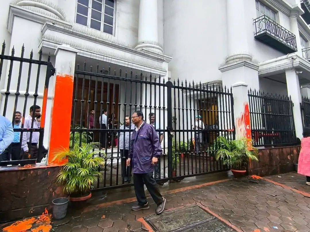 Anandabazar Patrika office pillars painted saffron over newspaper's headline Anandabazar Patrika office pillars painted saffron over newspaper's headline