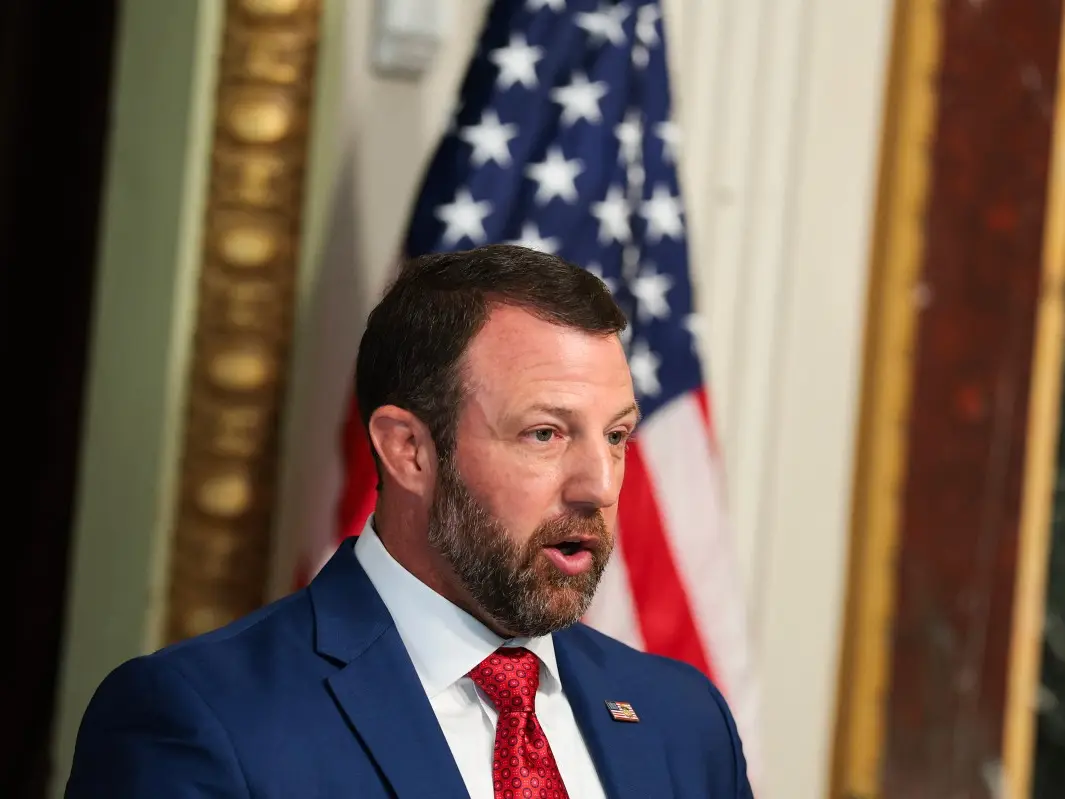 Coast Guard jet carrying DHS Secretary Markwayne Mullin makes emergency landing after engine failure Coast Guard jet carrying DHS Secretary Markwayne Mullin makes emergency landing after engine failure