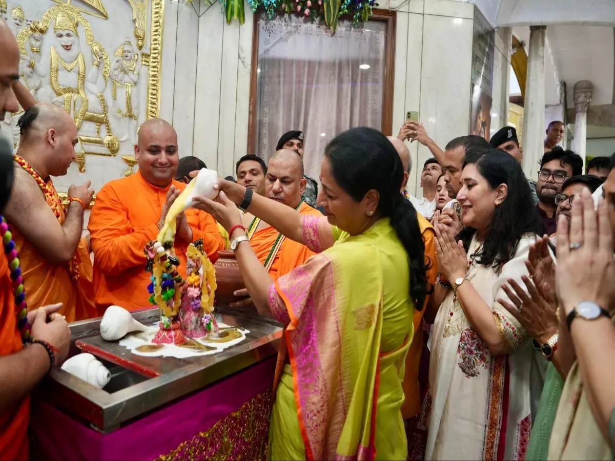 Delhi CM Rekha Gupta offers prayers at ISKCON Temple, seeks happiness for everyone Delhi CM Rekha Gupta offers prayers at ISKCON Temple, seeks happiness for everyone