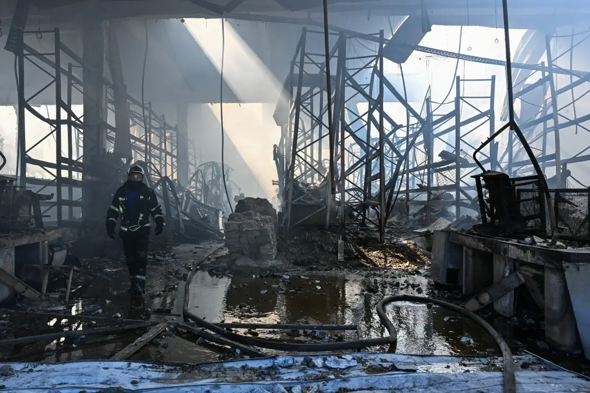 Explosions rock Kyiv as Russia resumes attacks after three-day pause amid US peace push