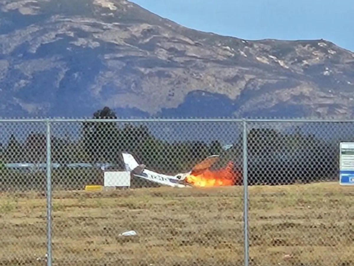Plane crashes, bursts into flames at San Diego airport runway, 2 killed Plane crashes, bursts into flames at San Diego airport runway, 2 killed