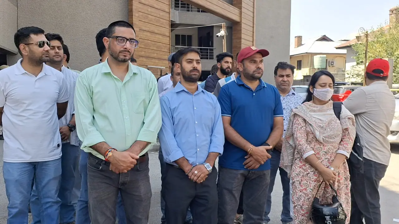 Recent fresh threat letters trigger protest: Kashmiri Pandit employees demand immediate shift to Zewan transit camp
