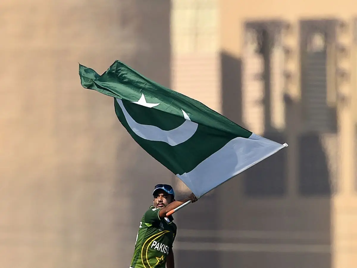 Anti-migrant crowd mistakes Pakistan U-19 squad for asylum seekers at UK hotel Anti-migrant crowd mistakes Pakistan U-19 squad for asylum seekers at UK hotel