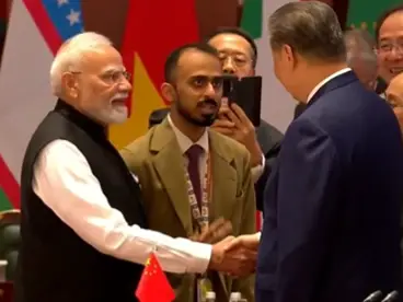 WATCH: PM Modi-Xi Jinping handshake goes viral as warm BRICS exchange highlights India-China thaw WATCH: PM Modi-Xi Jinping handshake goes viral as warm BRICS exchange highlights India-China thaw